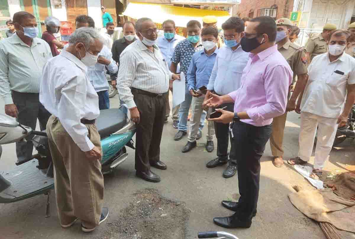 Kanpur: Three engineers trapped in potholes, contractor blacklist