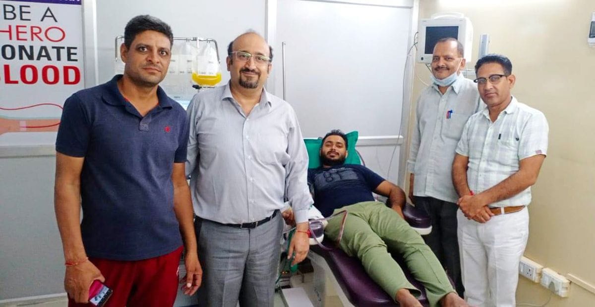 Platelets of dengue victim youth reached 6 thousand, then blood of Adampur reached to donate blood at night