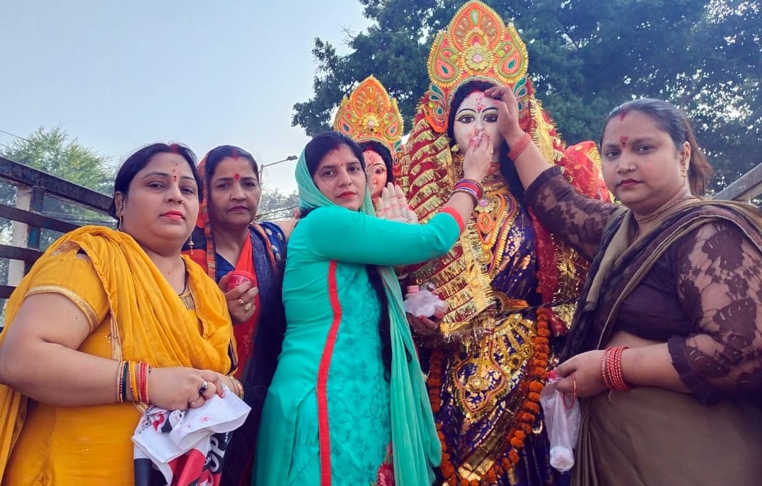Durga festival ends with vermilion worship, devotees swing