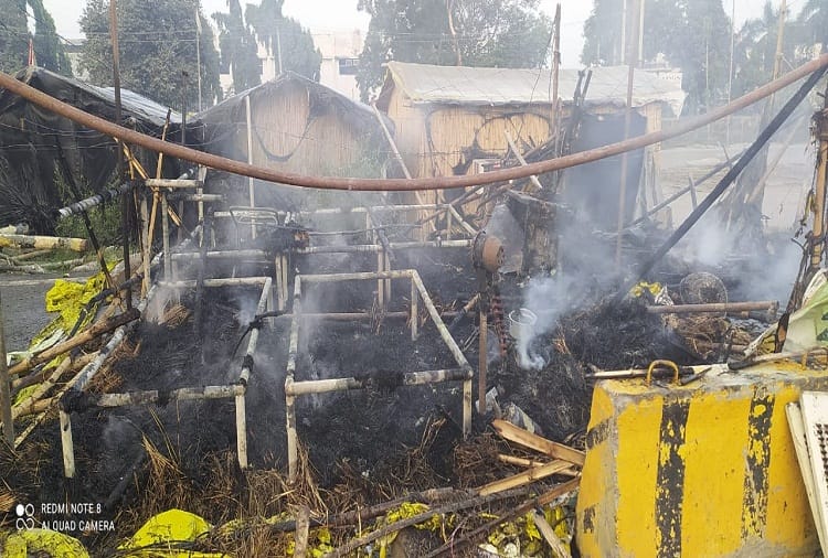 Goods and bike burnt due to fire in tent at Kundli border in sonipat