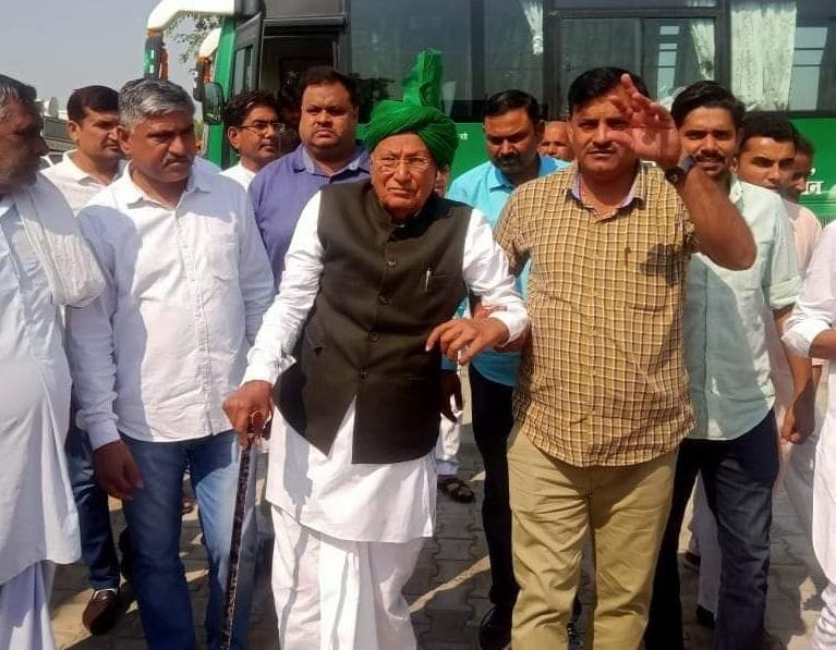 INLD supremo Omprakash landed in the field, started the tour of the villages riding on the election chariot
