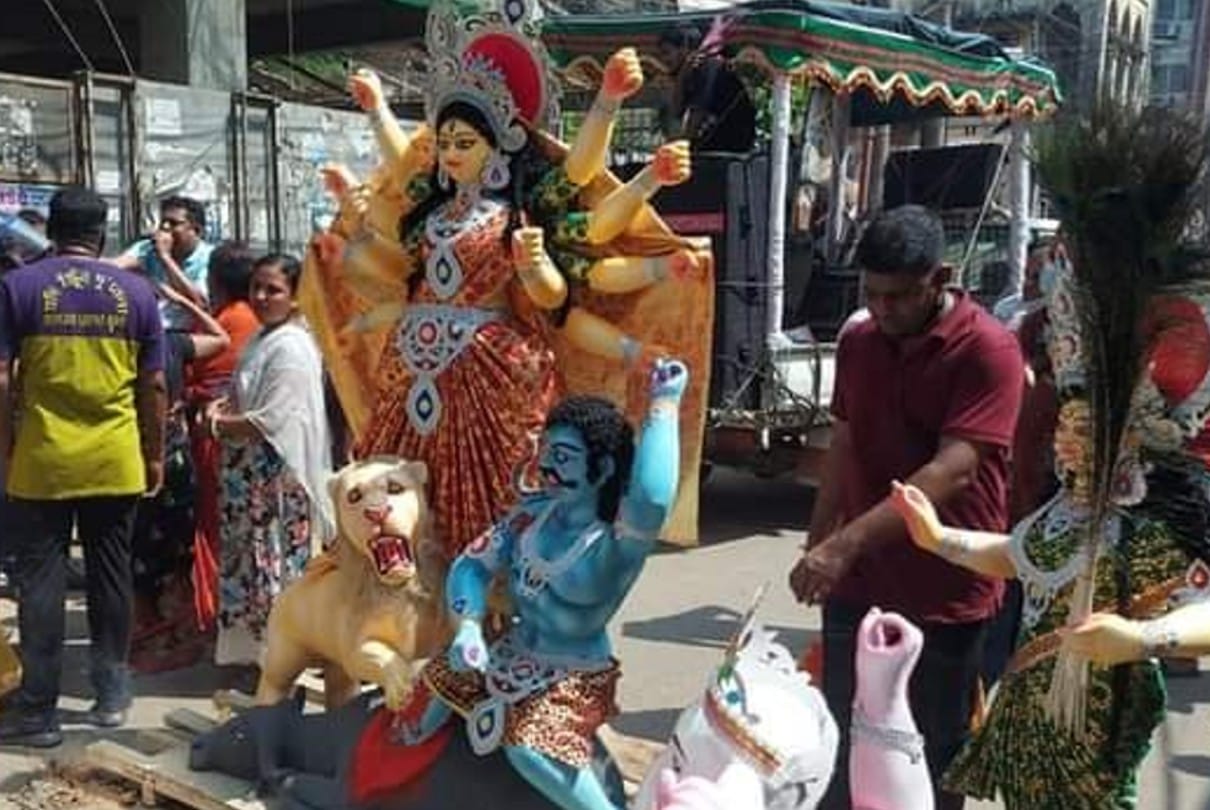 बांग्लादेश के 22 से ज्यादा जिलों में दुर्गा पंडालों को कट्टरपंथियों ने निशाना बनाया है।