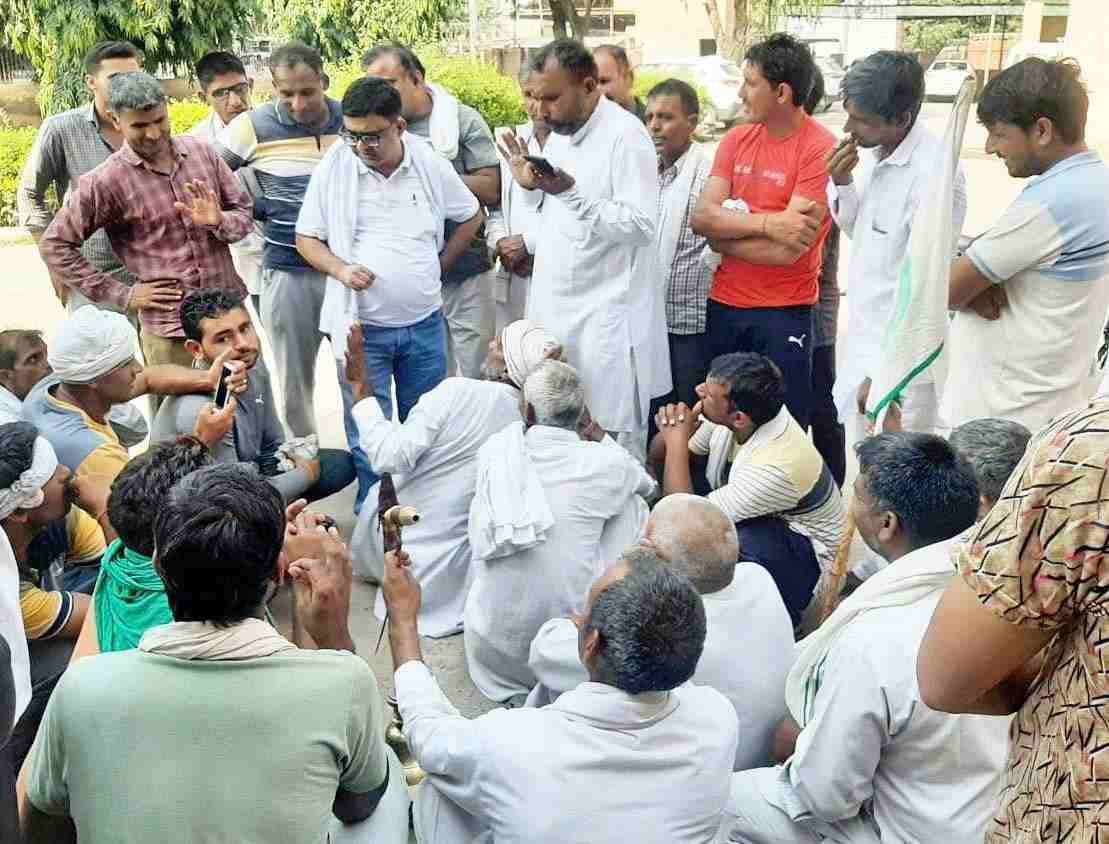 Allegations of disturbance in the purchase price of paddy, farmers camped in the market committee office