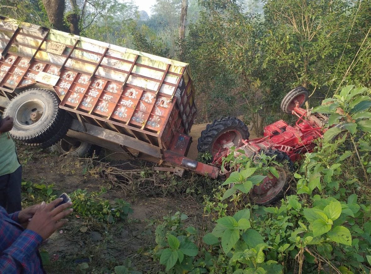Uncontrollable tractor trolleys overturned in ditch, drivers died