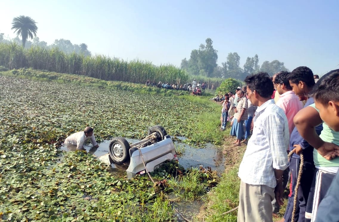 Car fell into the pond, death of four baraatis
