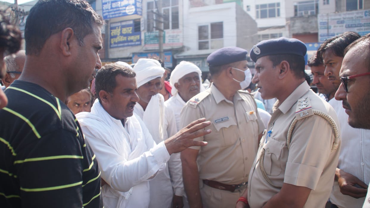 Married woman died in hospital, dead body was kept on the road, there was a jam