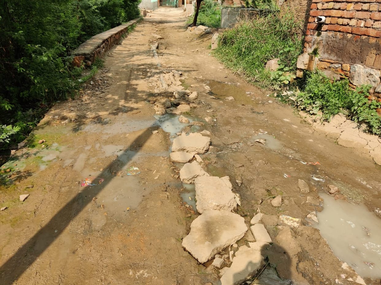 Bad roads in Balai village, villagers upset, digging was done to lay drinking water line, despite complaints, the problem was not resolved