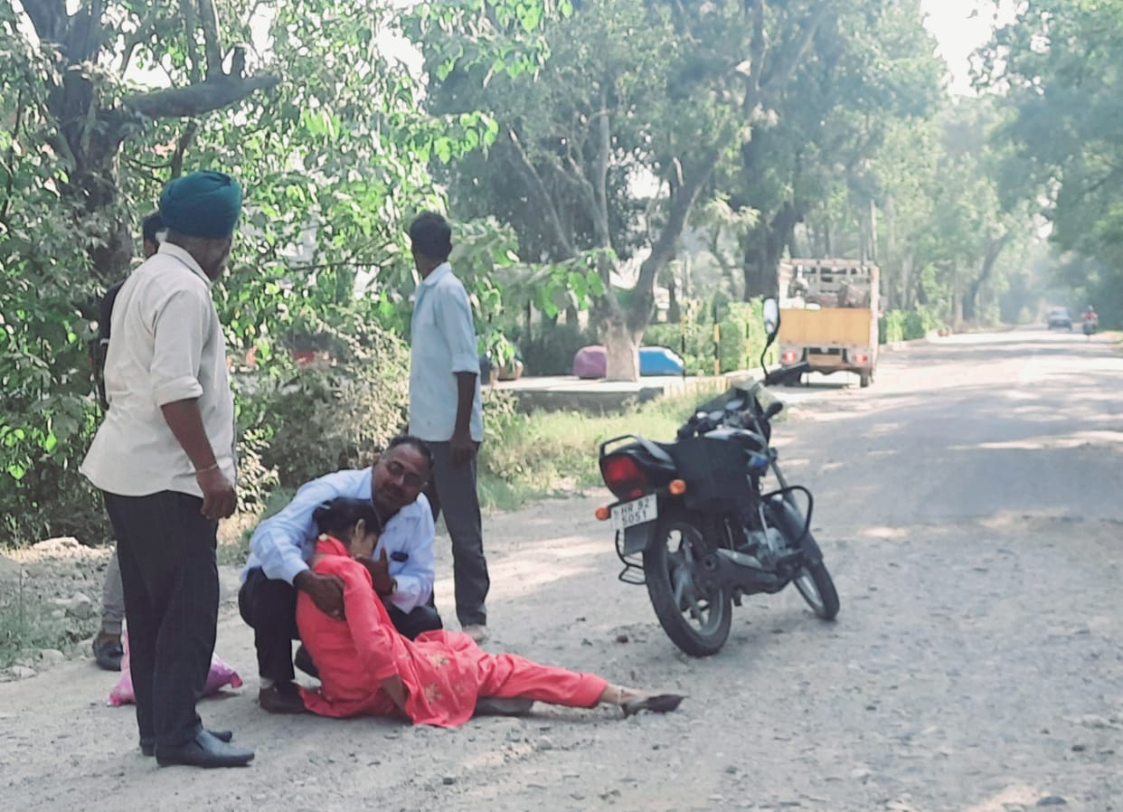 Woman injured after falling from bike, people expressed anger, Yamunanagar