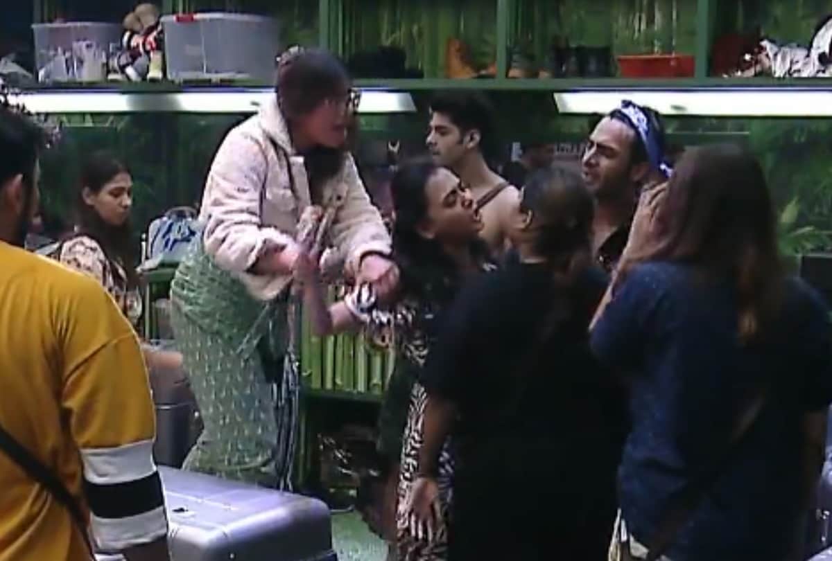 Bigg Boss 15 Afsana Khan and Tejasswi Prakash fight over akasa singh shirt incident know details
