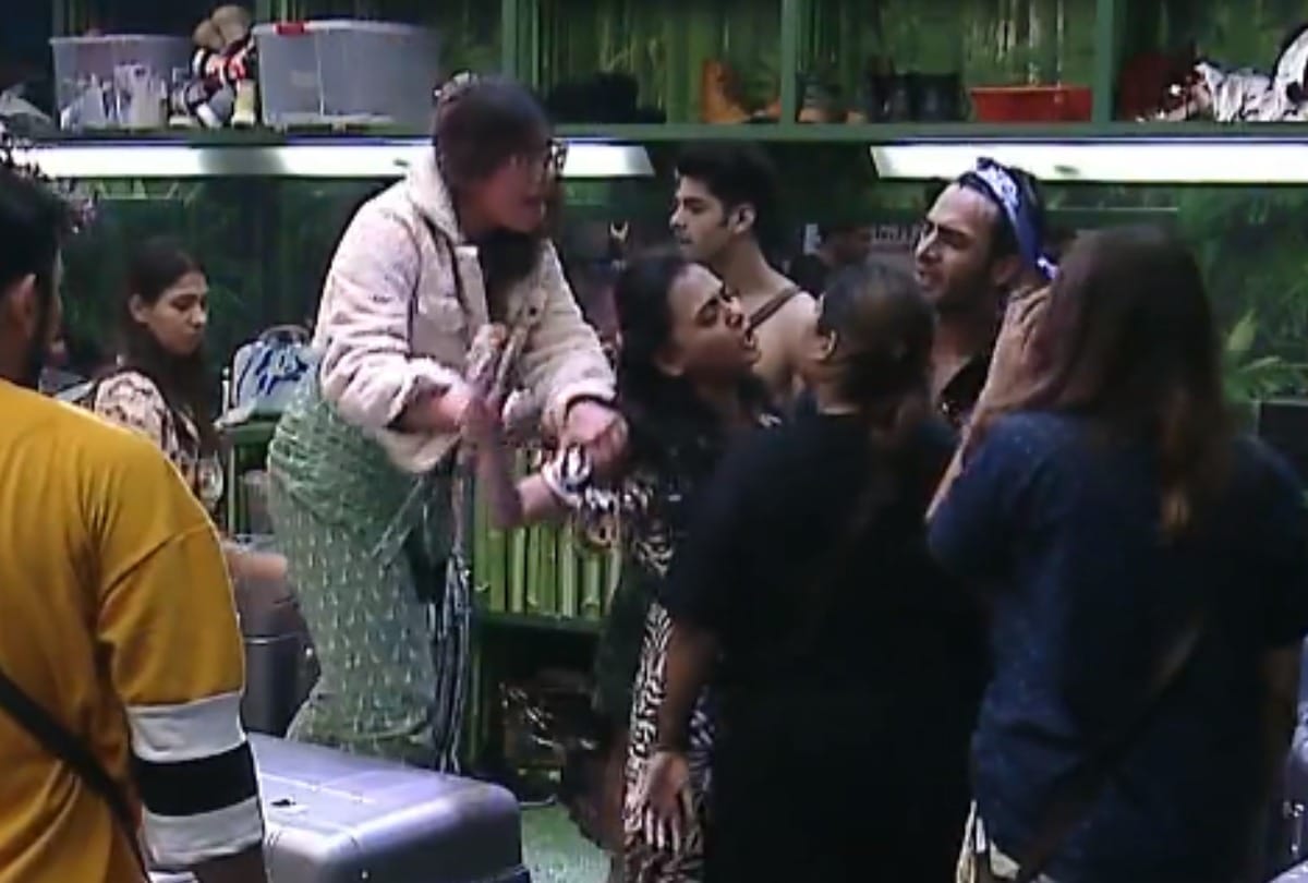 Bigg Boss 15 Afsana Khan and Tejasswi Prakash fight over akasa singh shirt incident know details