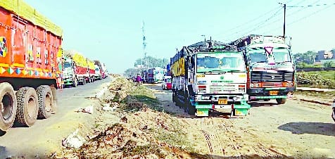 Jam Leela: Thousands of vehicles are stuck on Lucknow highway for 48 hours