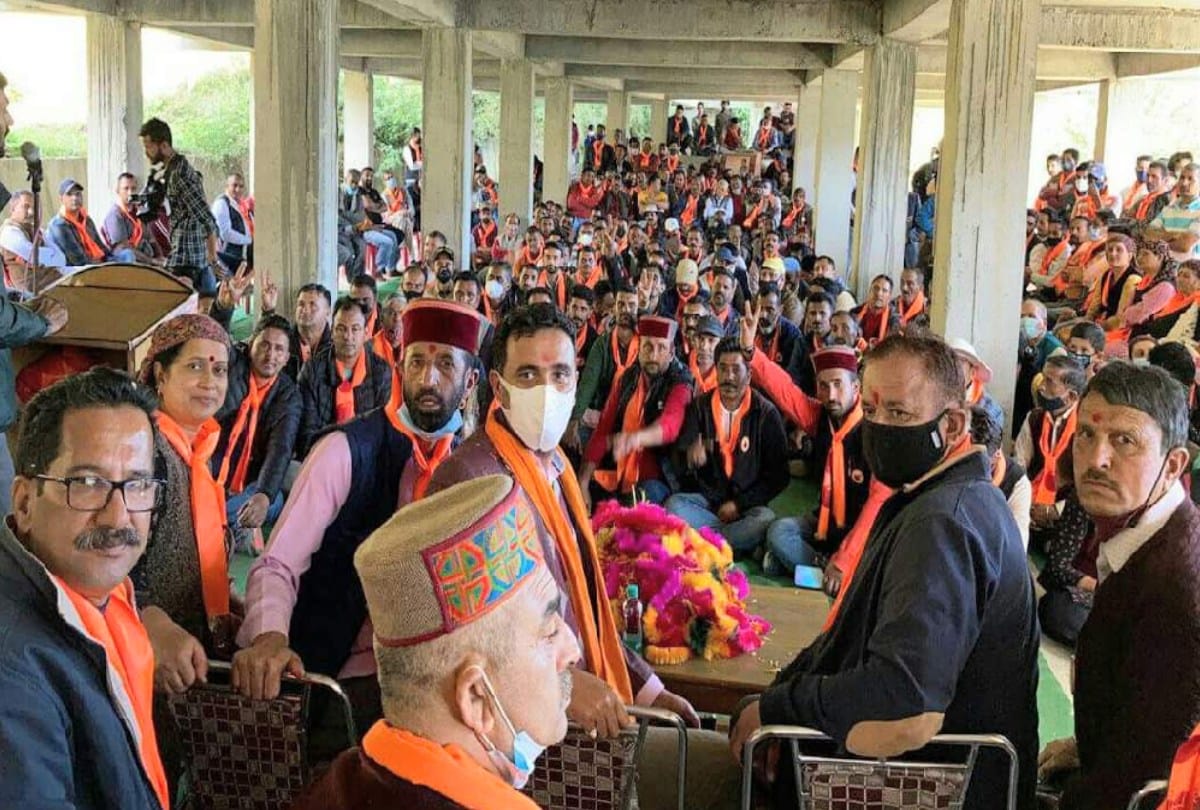 Chetan Bragta raised slogans of Virbhadra Singh Amar Rahe in the rally at Rohru shimla
