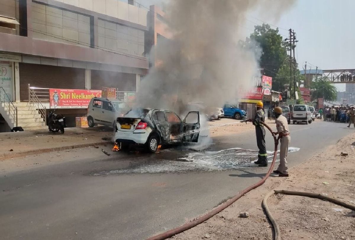 car caught fire on highway in agra
