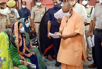 cm yogi adityanath Listen problem in janta darbar at gorakhpur