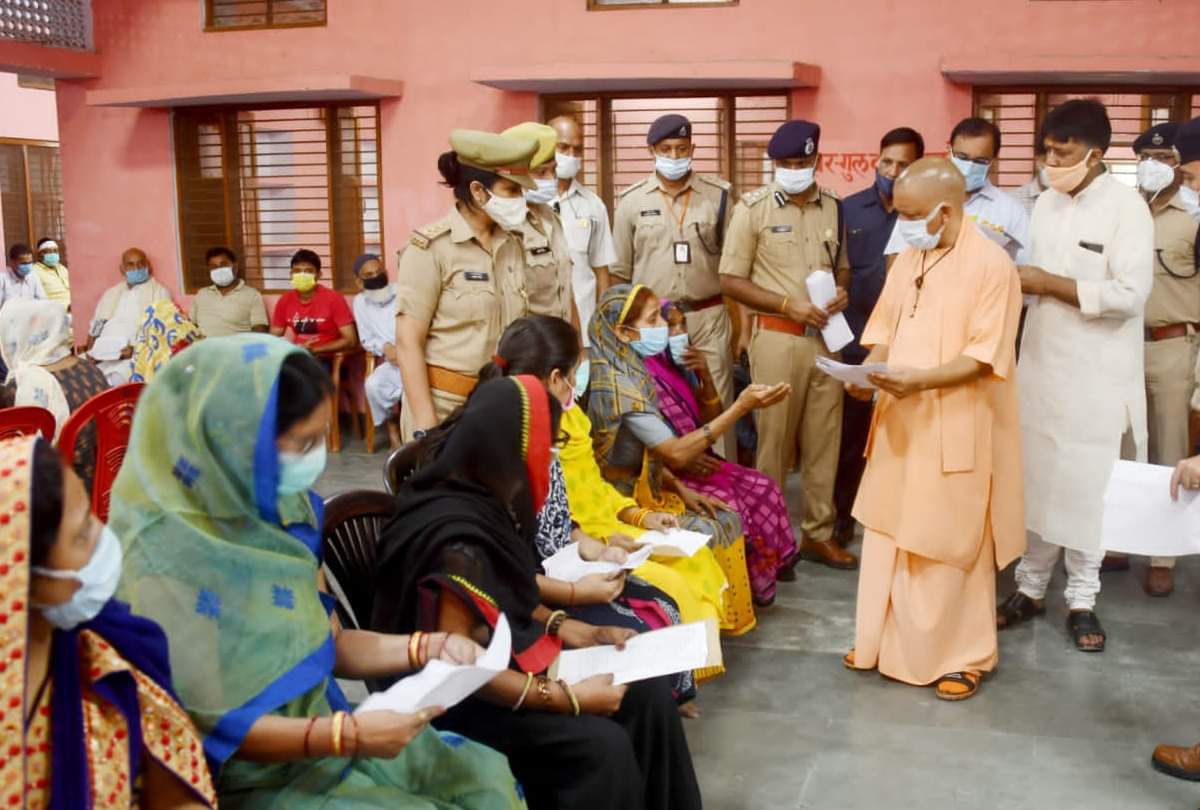 cm yogi adityanath Listen problem in janta darbar at gorakhpur
