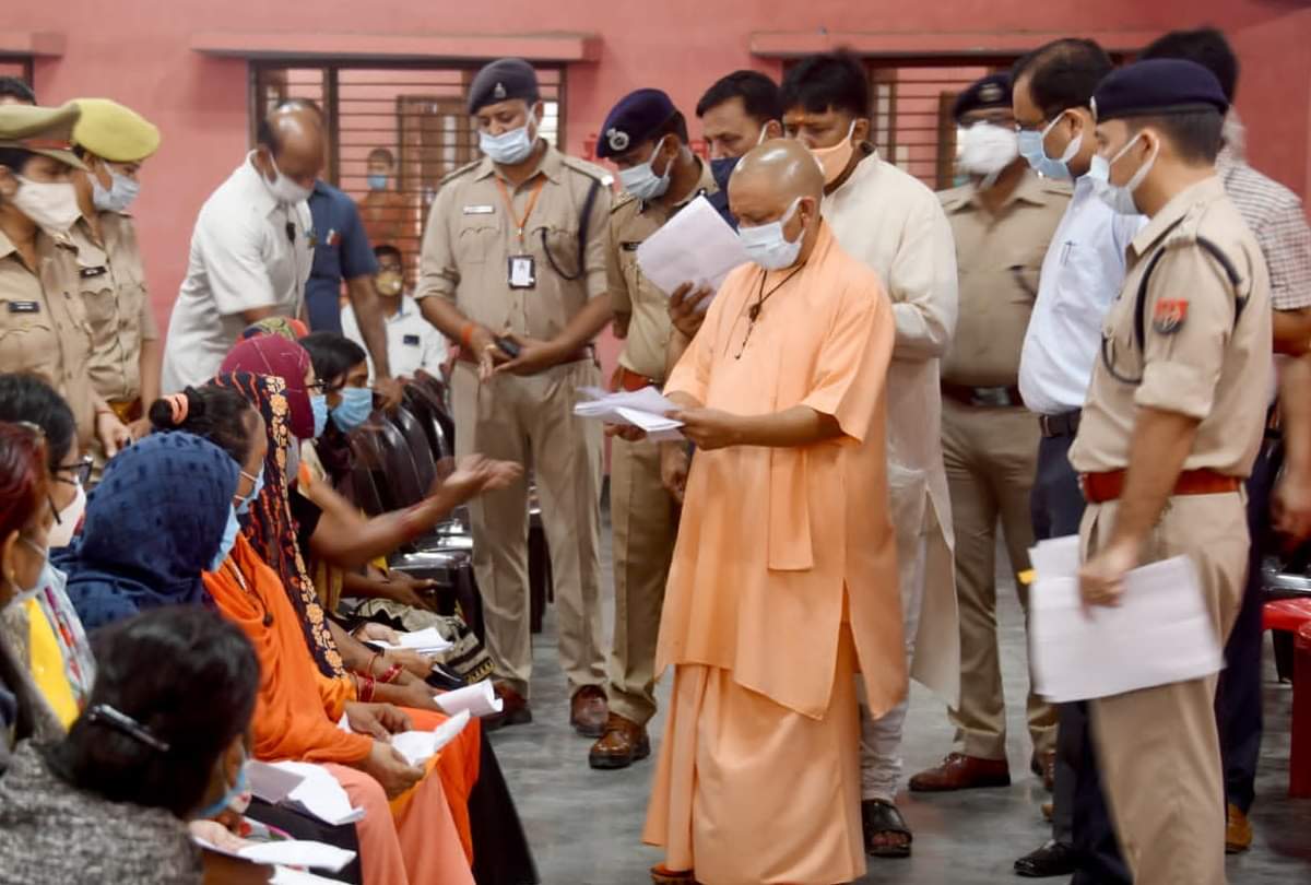 cm yogi adityanath Listen problem in janta darbar at gorakhpur