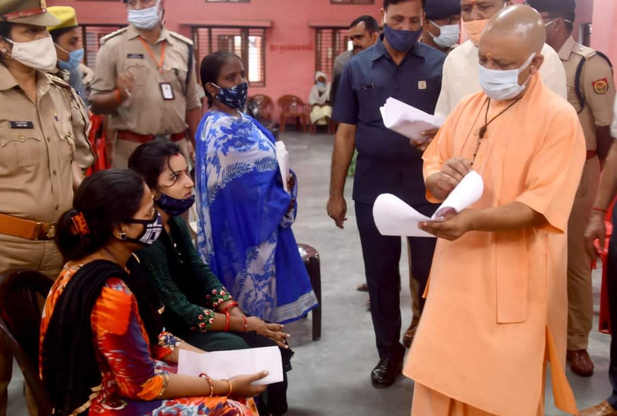 cm yogi adityanath Listen problem in janta darbar at gorakhpur