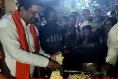 भाजपा सांसद सोलंकी ने पॉपकॉर्न तल कर बच्चों को दी।