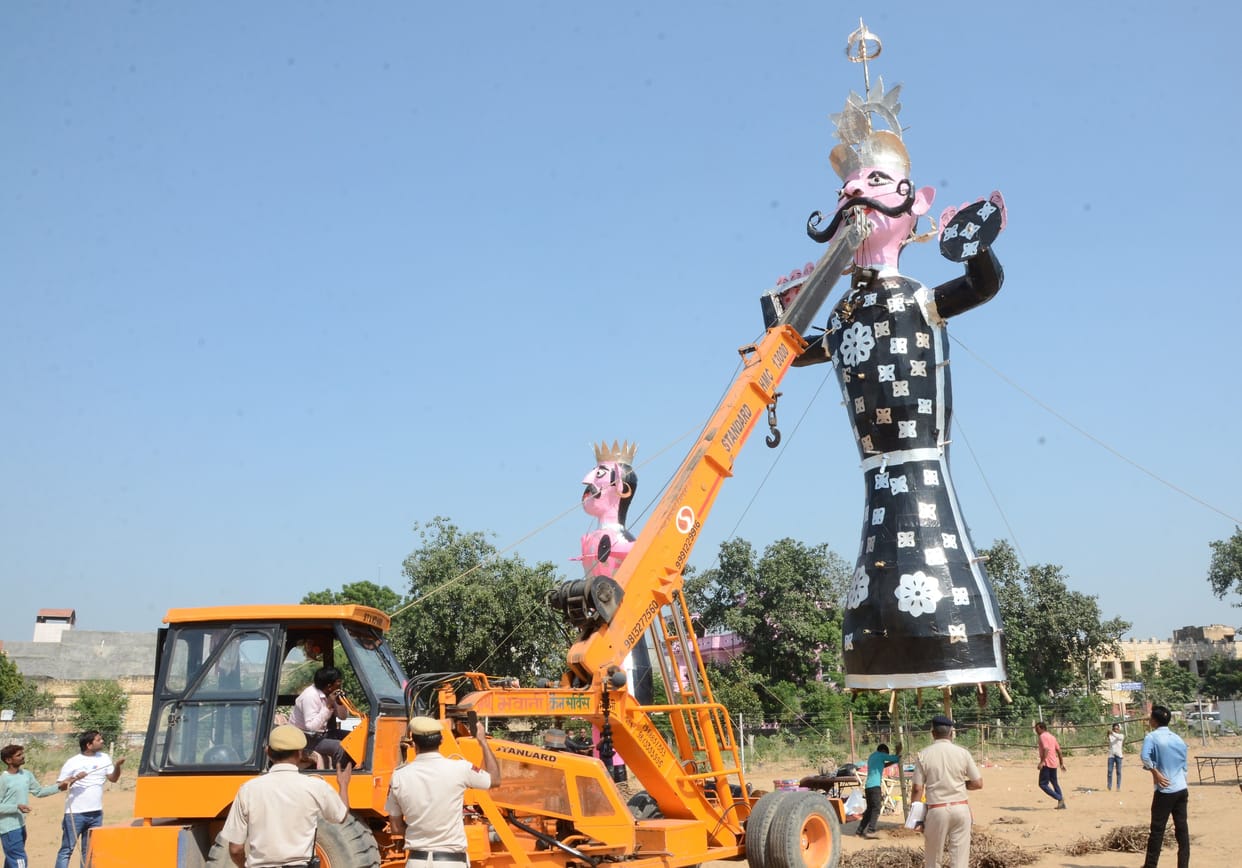 Mischievous elements demolished Ravana's effigy, stoned the committee members in Bhiwani