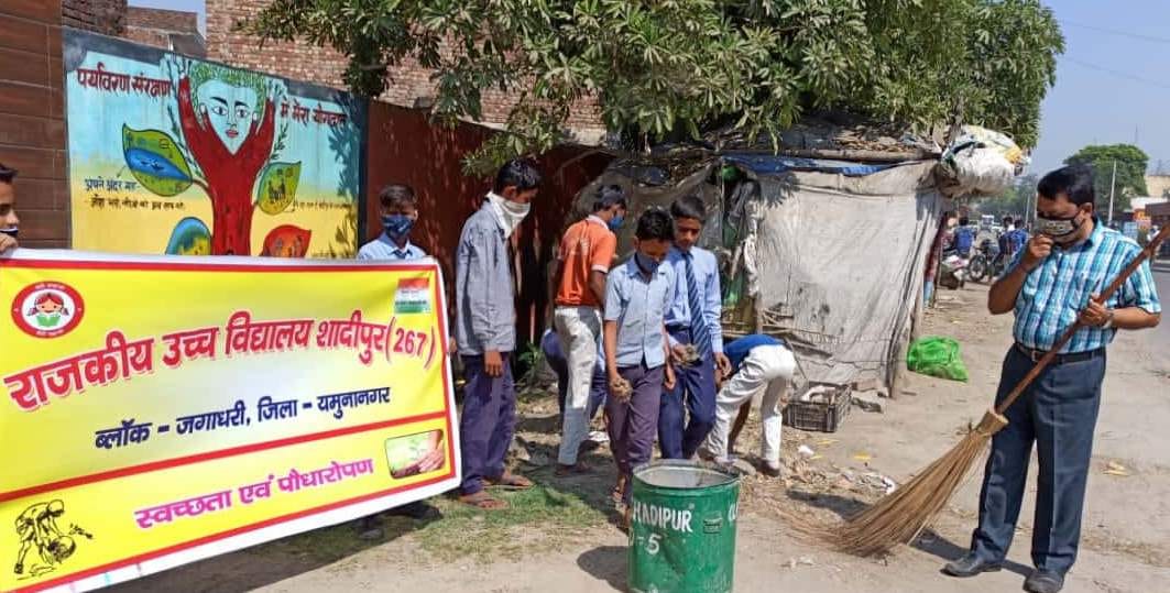 Planting saplings in schools by cleaning, Yamunanagar