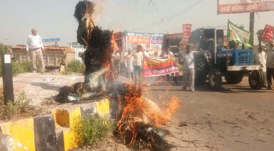 Farmers burn effigies of PM Union Home Minister and UP CM against Lakhimpur Kheri episode in Sonipat