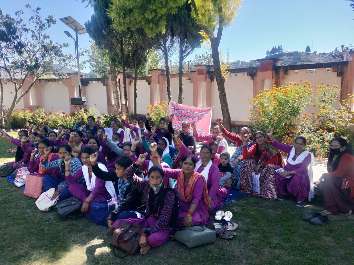 Anganwadi workers furious due to the announcement of increasing honorarium of only five hundred rupees