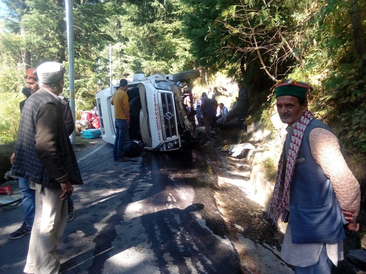 six tourist injured near khanag aani in jeep accident