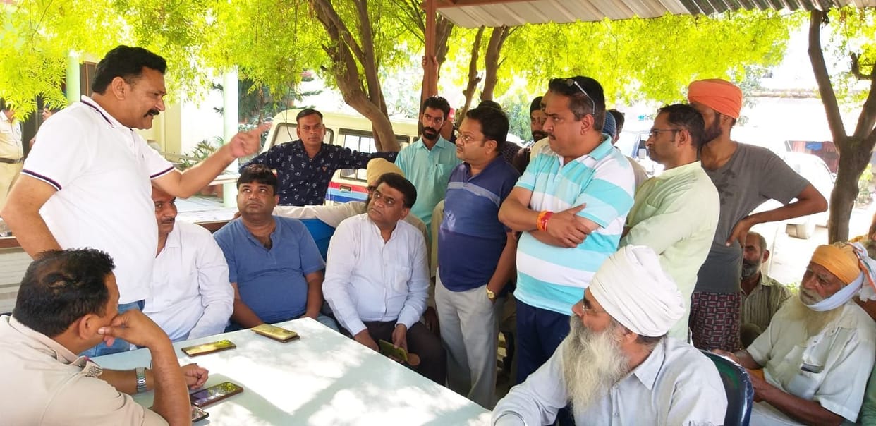Farmers furious over purchase less than MSP, took rice millers to police station