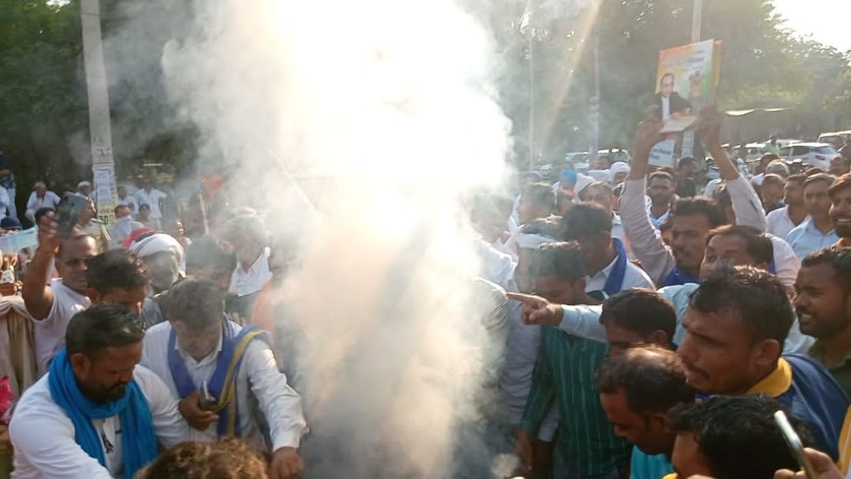 Demand for the arrest of the accused, Bhim Army burnt the effigy of the government