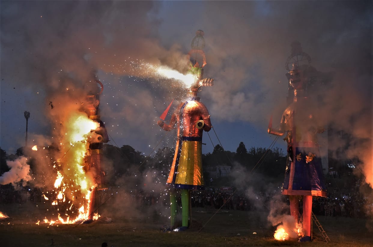 Dussehra festival, the end of Ravana with fire arrows, resonated Jai Shri Ram