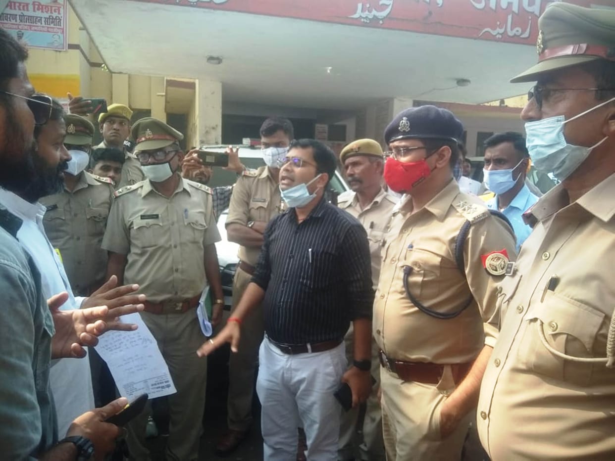 SDM reprimanded people raising slogans