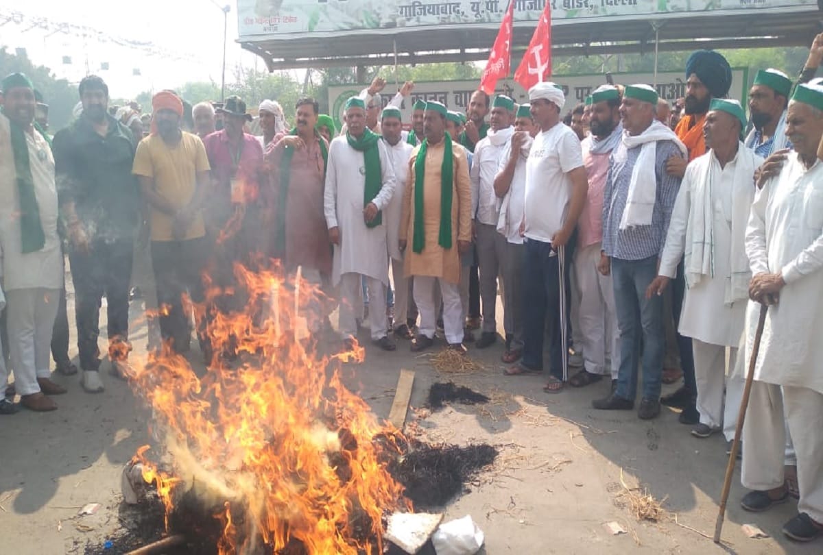 BKU members burns efiggy of UP govt and Mos Ajay Mishra Teni at UP gate protesting against Lakhimupur case