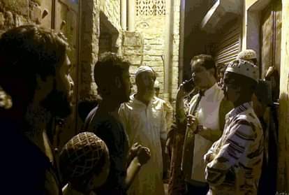 मृतक के परिजनों से मिलने पहुंचे लोग।