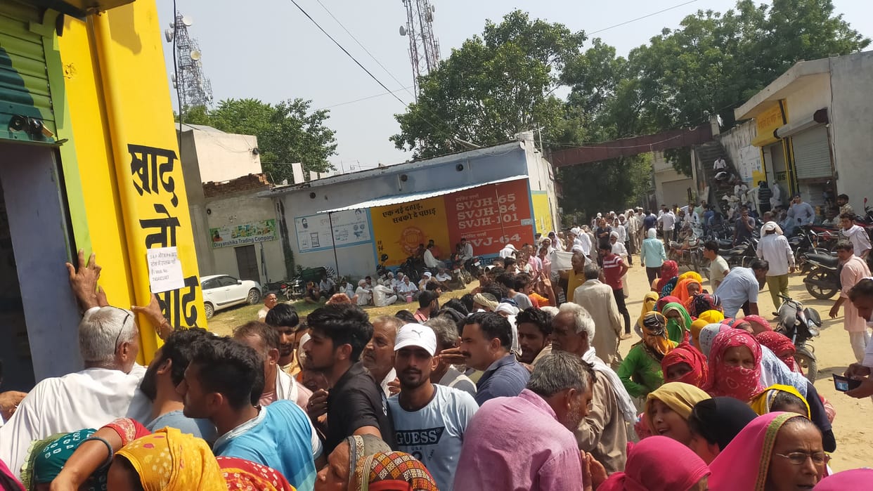 Lack of DAP, distributed tokens to farmers by calling them in the police station
