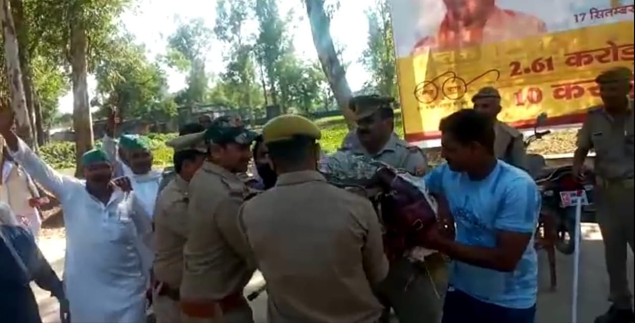 bhakiu workers burnt home minister effigy