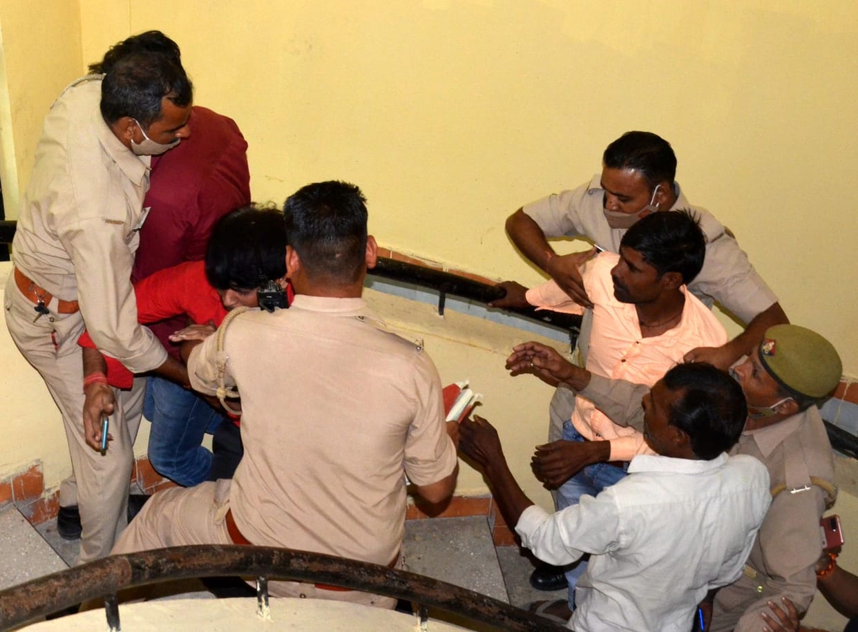 Woman died in Deendayal Hospital, Doctor-staff thrashed