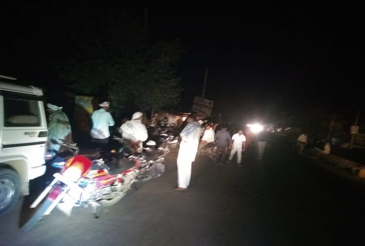 A long queue of farmers outside the Fertilizer sales center in Narnaul at four in the morning