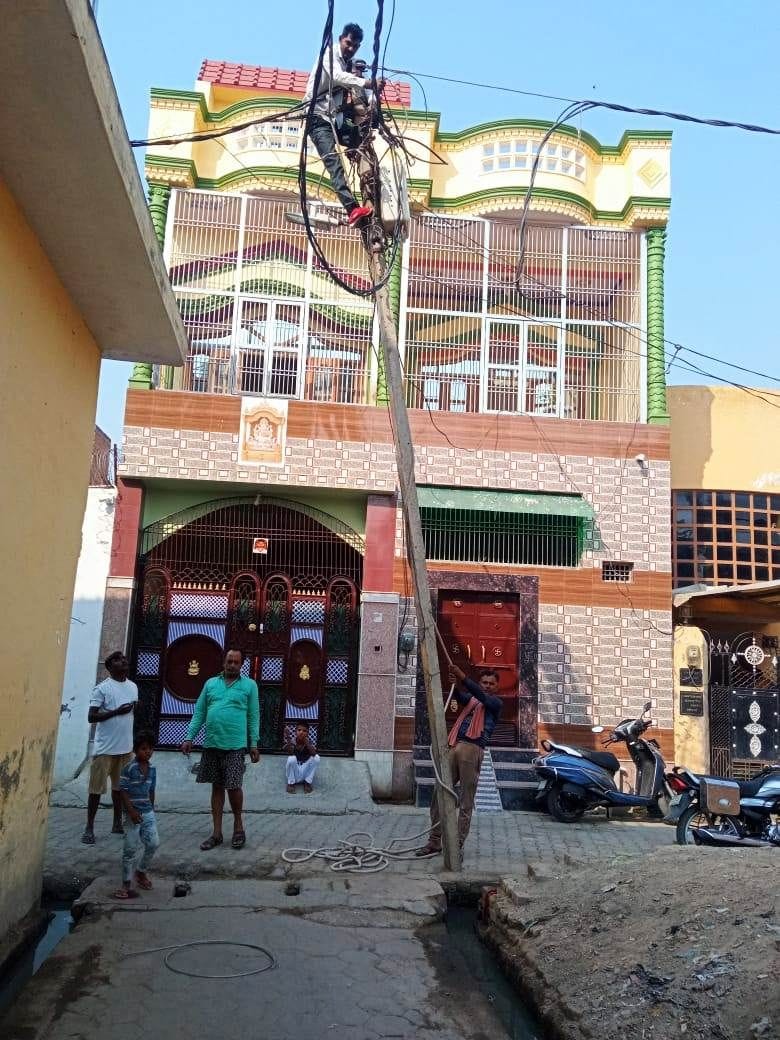 Hathras: Electricity is falling for 15 hours, no relief even after complaint