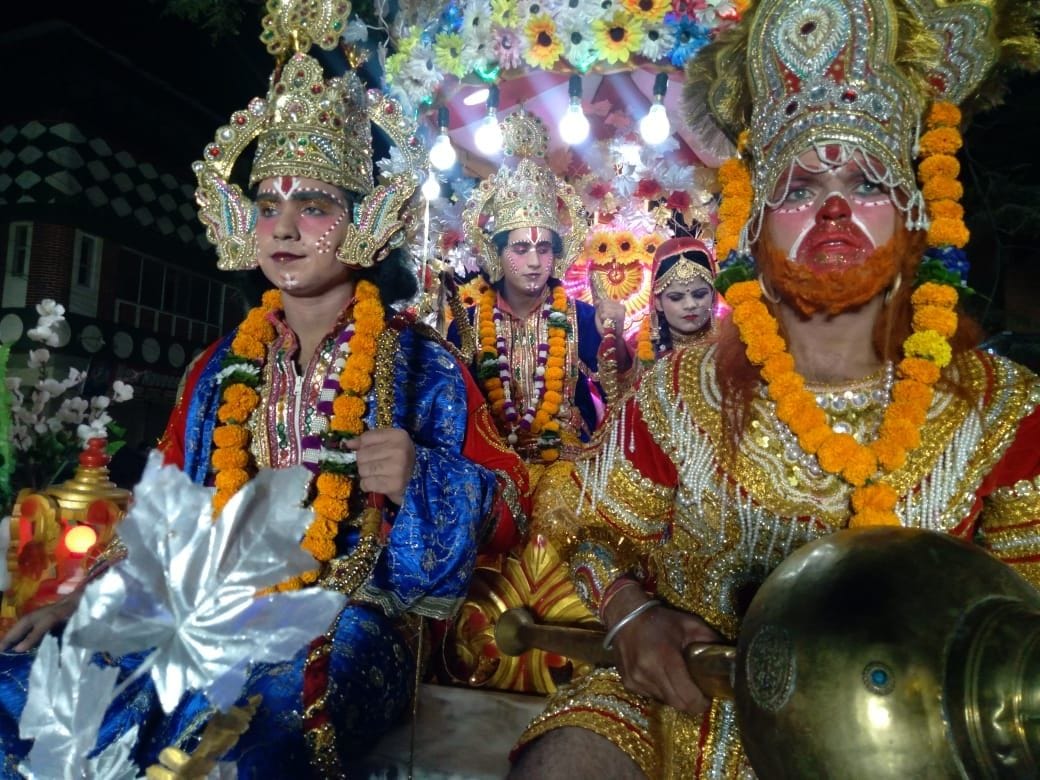 Shri Ram sitting on the throne of Ayodhya, Bharat met