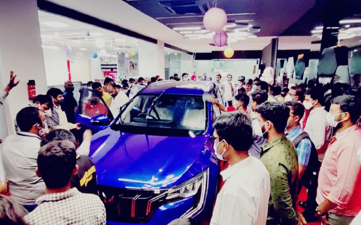 Mahindra XUV700 hits 65,000 bookings in two weeks mahindra xuv700 delivery status price features