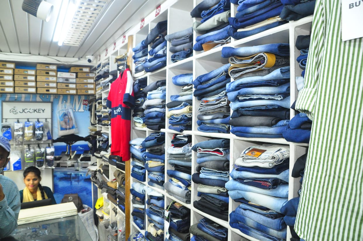 Online shopping snatched the beauty of the market, shopkeepers wait for customers on the festival