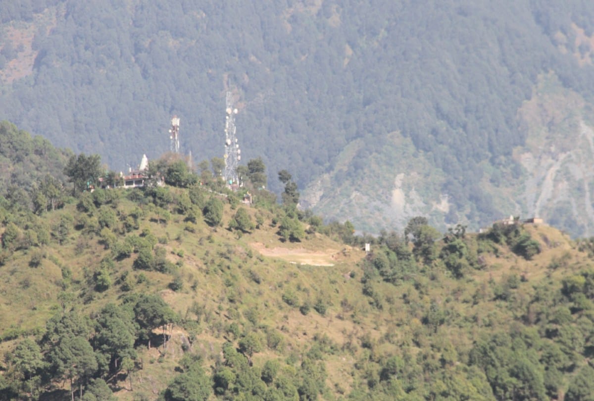 Helper's hand stuck in rope while pushing paraglider, died after falling from 400 meters height at indrunag dharamshala himachal