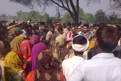 हादसे के बाद मौके पर परिजनों ने लगाया जाम