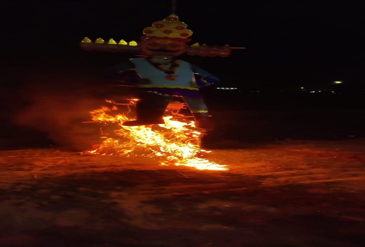 Prayagraj: The atmosphere reverberates with the shouts of the arrogant Ravana, Ram, who were burnt with smoke in Sangamnagari