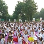 आगरा: योग करते लोग