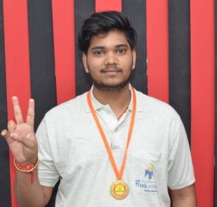 Hardik of Bholepur beats in JEE