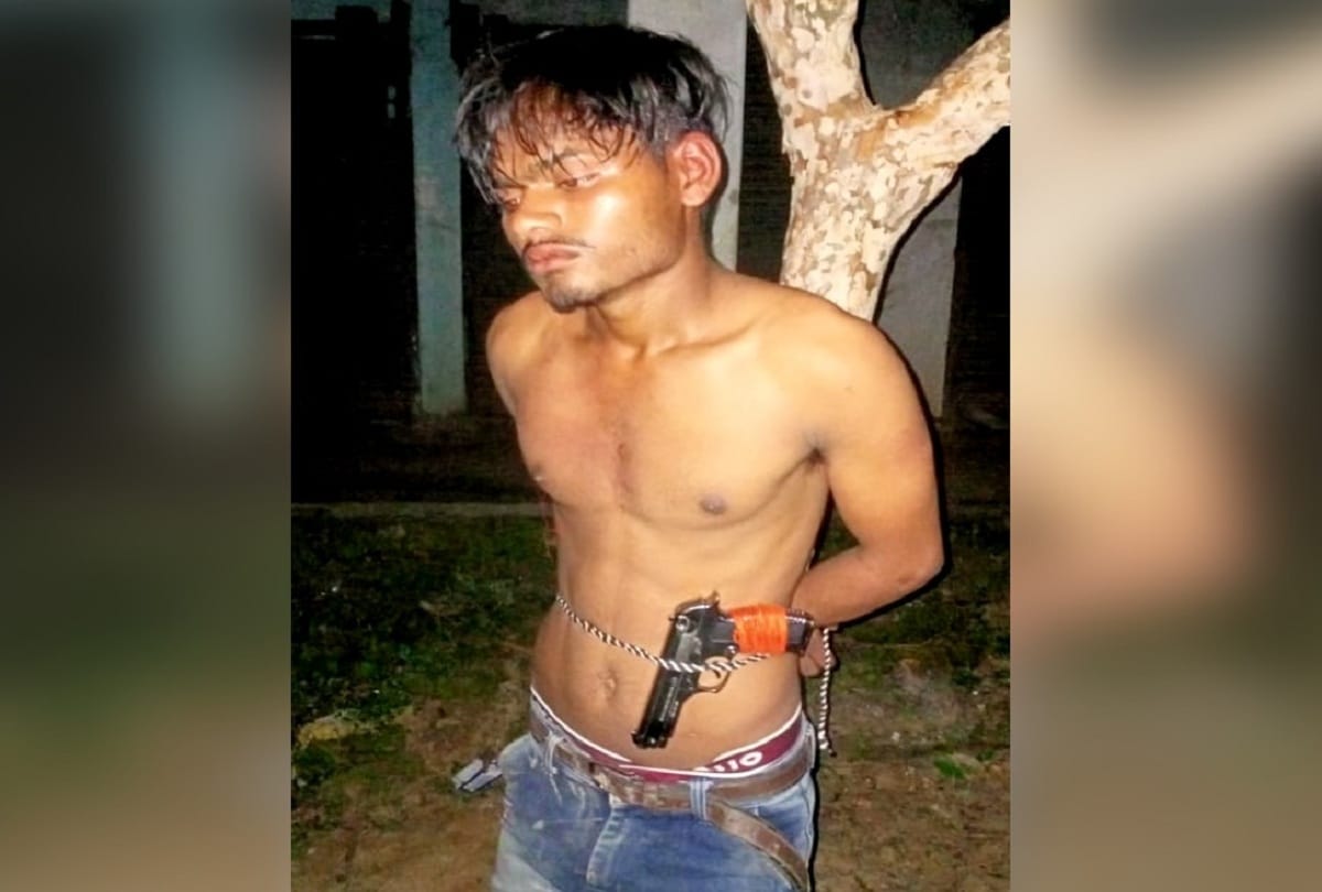 Attempts to threaten by showing fake weapons failed and three bike thieves ran away one caught in gorakhpur