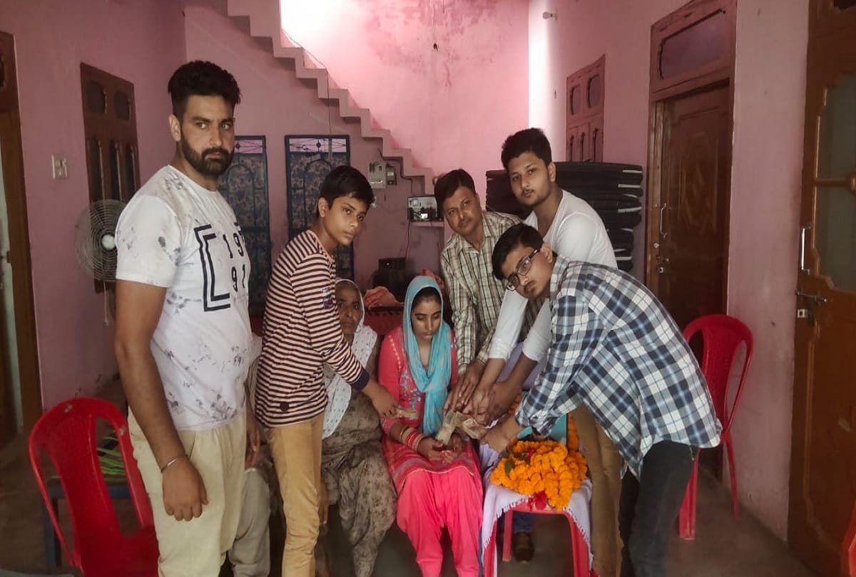 students from bareilly give pocket money as economic help to martyr saraj singh wife 