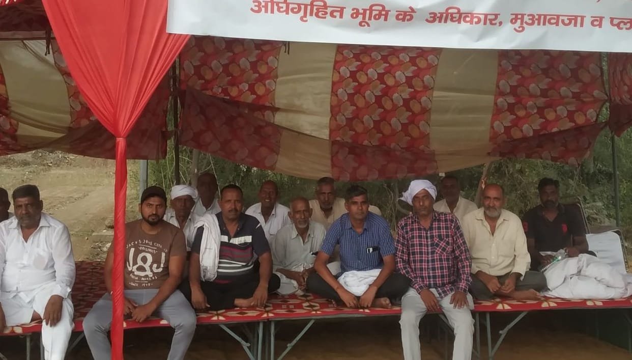 People of 6 villages sitting on indefinite dharna over the government's disobedience