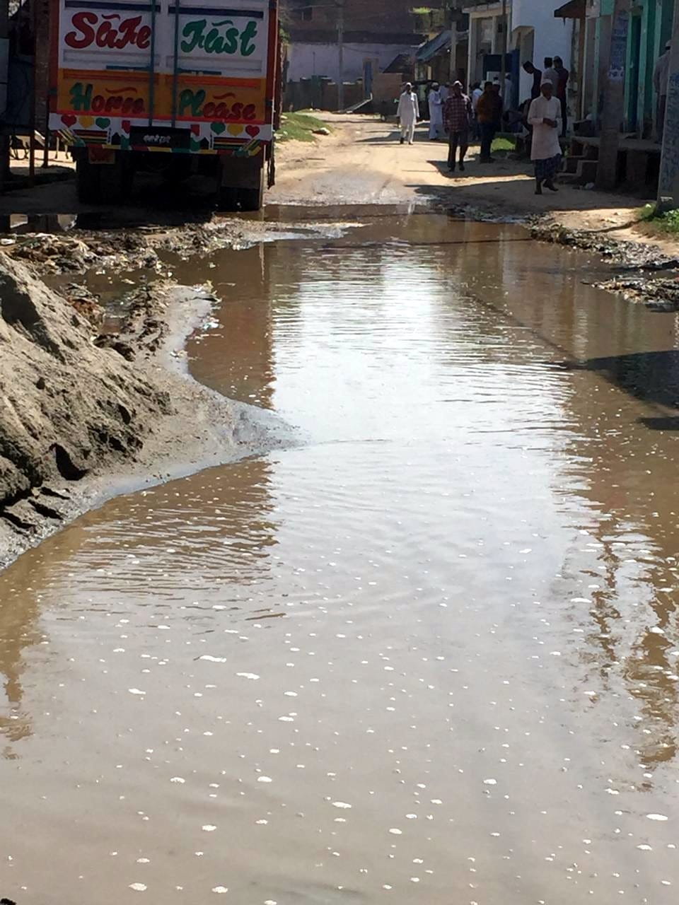 Waterlogging on the road in front of the primary school, it is difficult to pass